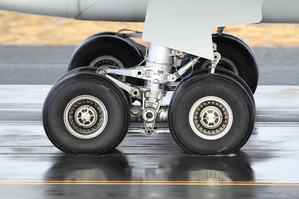 Шасси боинг 777. Размеры колес самолетов. Размеры колес самолетов. Шасси b777. Шины боинг 777.