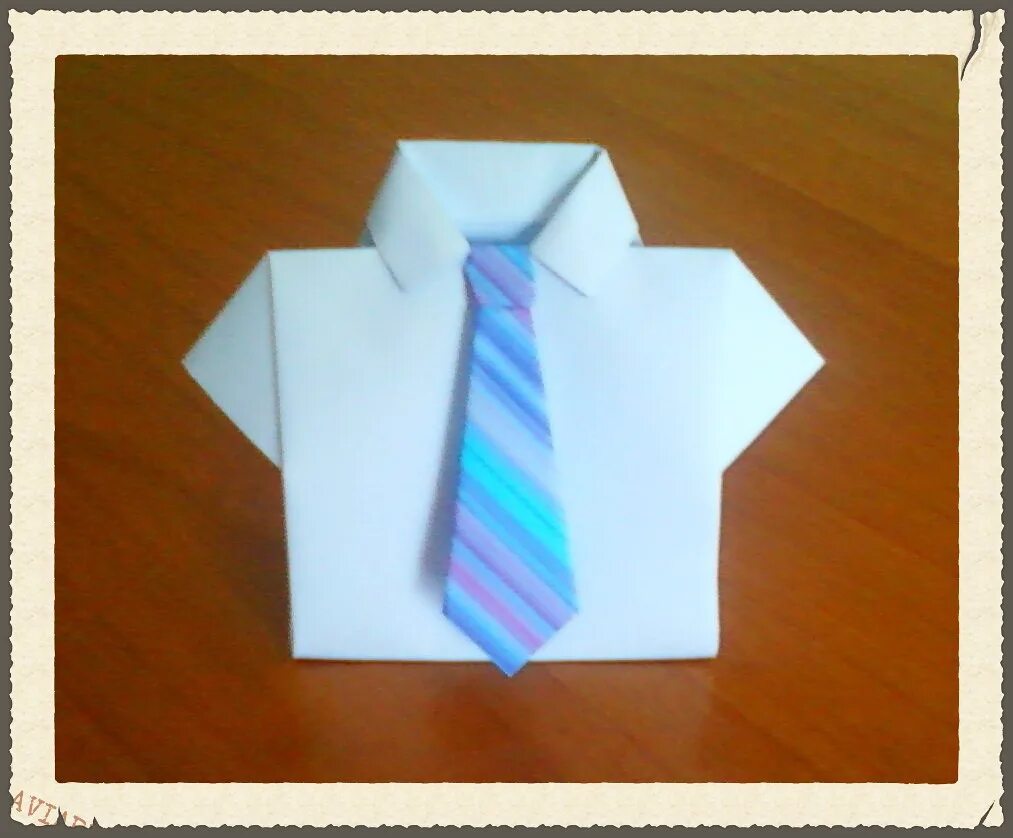 Оригами рубашка. Поделка рубашка с галстуком из бумаги. Оригами рубашка из бумаги. Открытка рубашка оригами. Сделать галстук из бумаги на 23 февраля