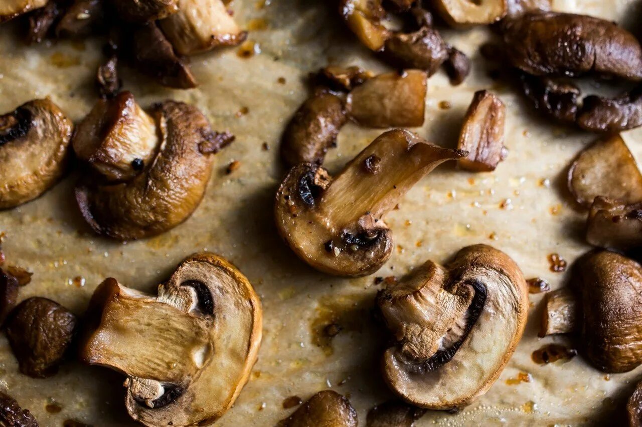 Рецепты жаренные шампиньоны. Жареные грибы. Приготовление грибов. Готовые жареные грибы. Готовые жареные шампиньоны.