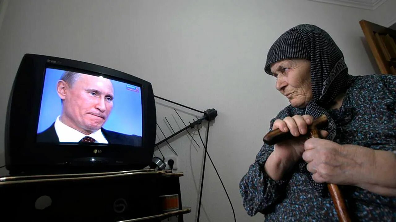 Новости про телевизоры. Бабушка у телевизора. Старики у телевизора.