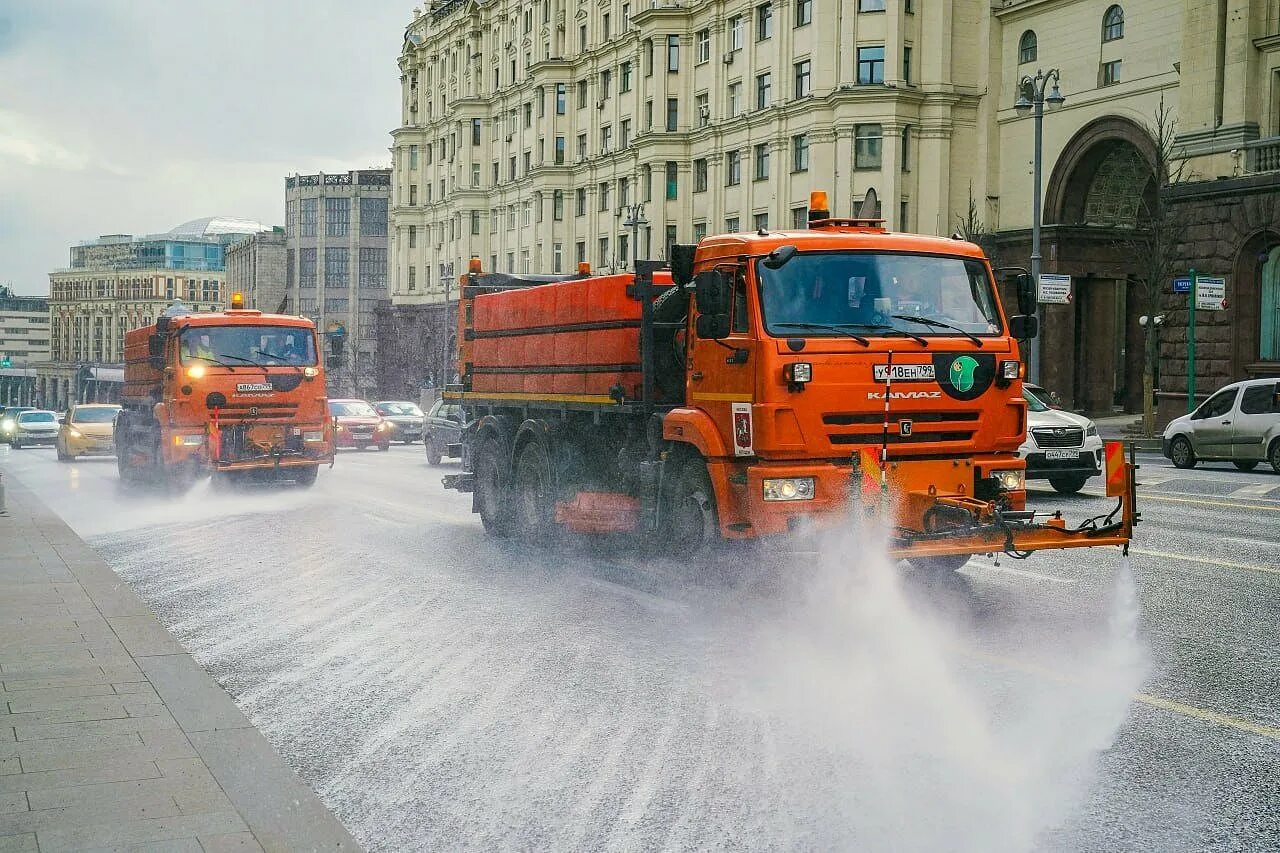 Мытье дорог. Дороги Москвы. Дорожное хозяйство Москвы. Дорожники. Зима в Москве.