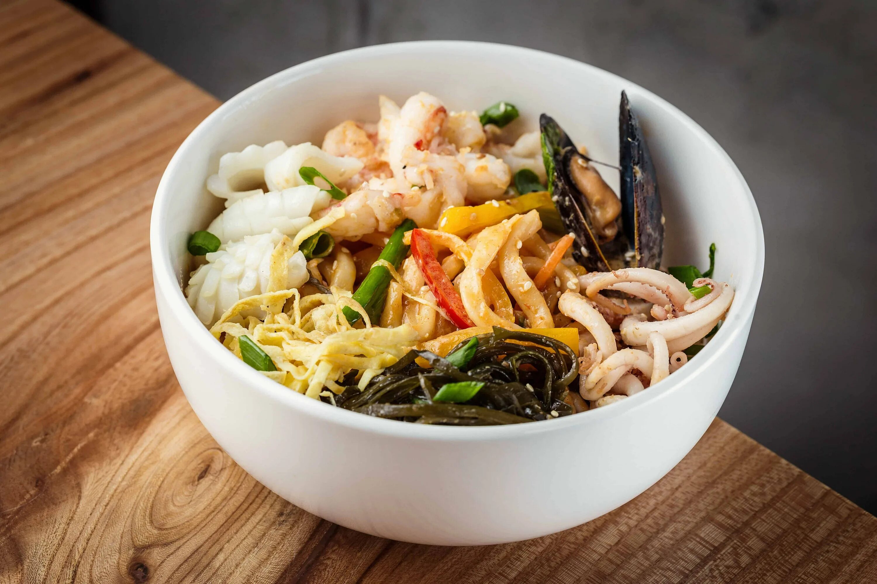 Удон кухня. Корейская лапша удон. wok удон. корейская лапша кукси удон. лапша удон с морепродуктами.