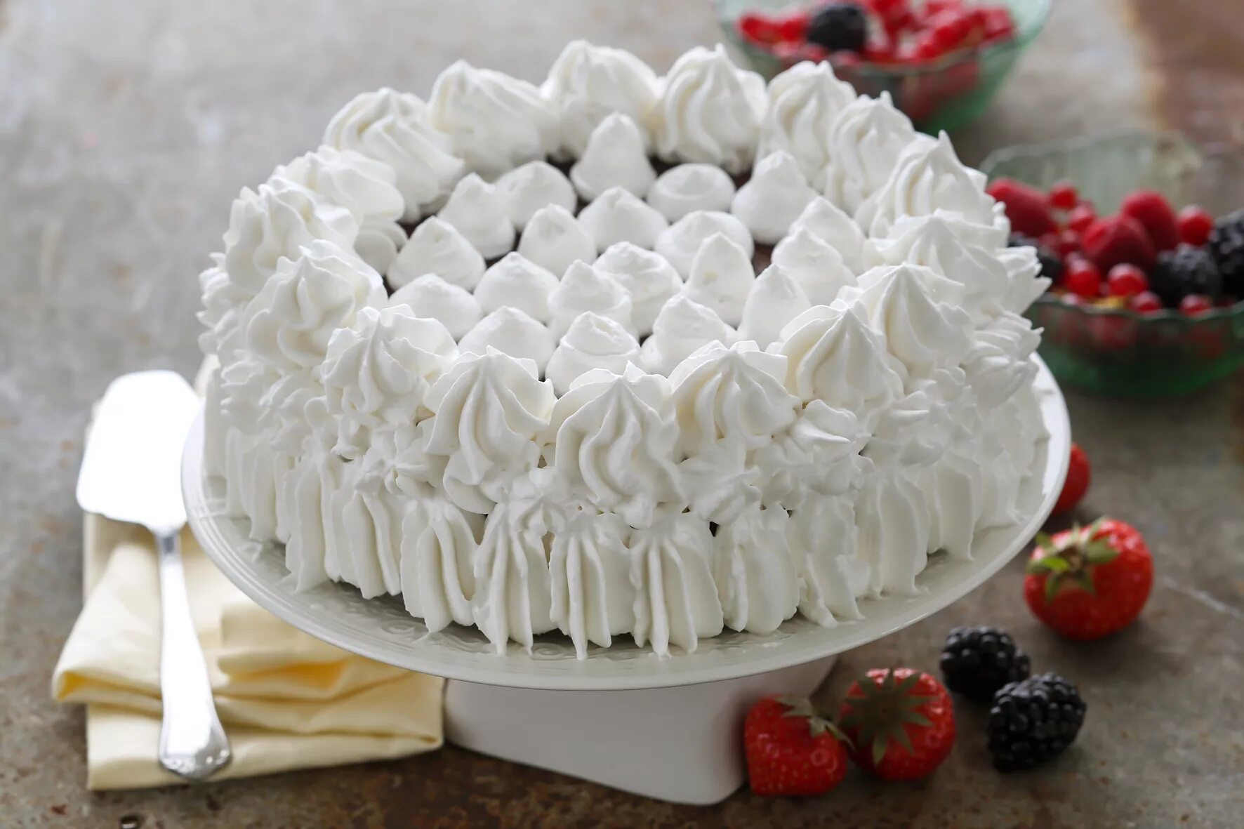 крем из взбитых сливок для торта. торт оформленный сливками. украшение торта из взбитых сливок. украсить пирог взбитыми сливками. крем пломбир для торта.