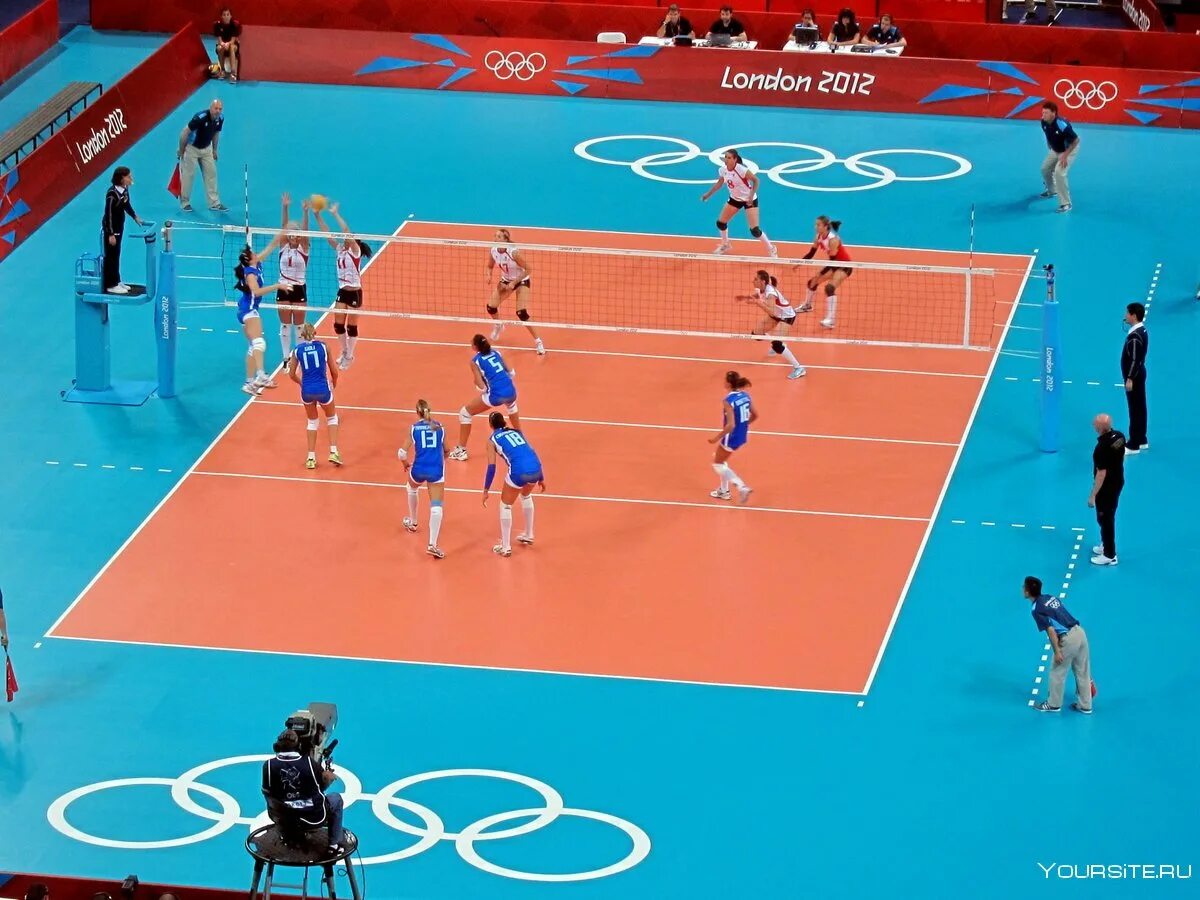 Школьная спортивная площадка. Мини волейбольная площадка размеры. Волейбол на природе. Спортивная игра волейбол площадка. Волейбол на природе.