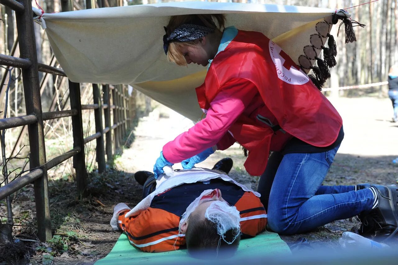 1 медицинская помощь в чрезвычайных ситуациях. Медицинская помощь при ЧС. Первая врачебная помощь в ЧС. Оказание терапевтической помощи пострадавшим при ЧС.