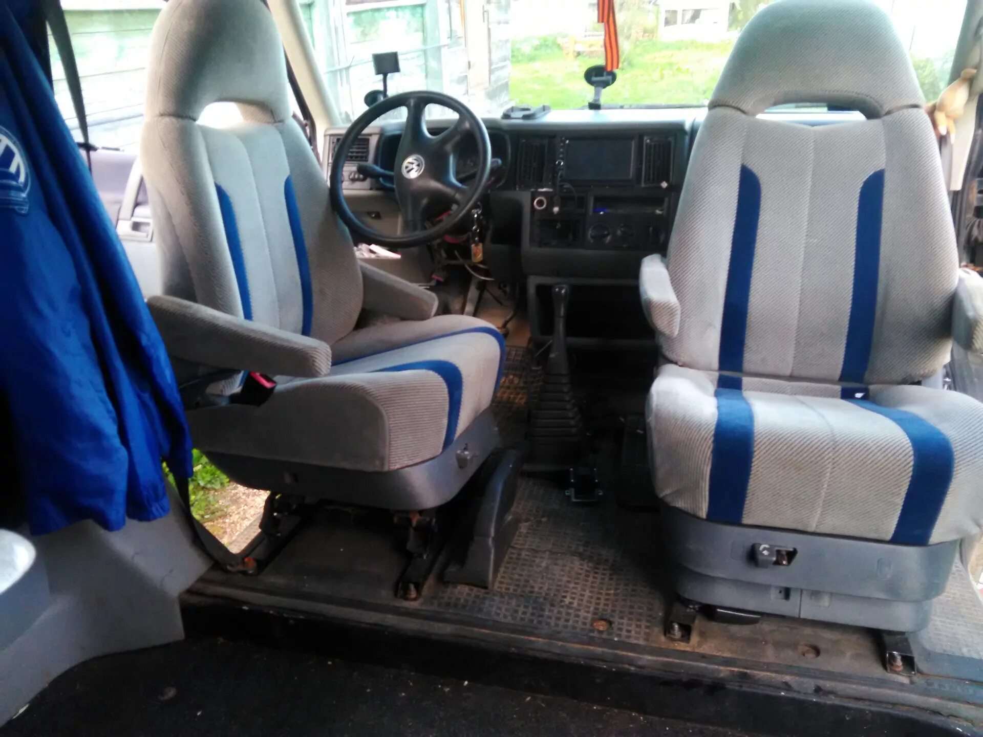 сидение t4. одинарное сиденье в салон с одним упором vw t4. задний диван фольксваген т 4. сидения t4. сиденье второго ряда t4 volkswagen.