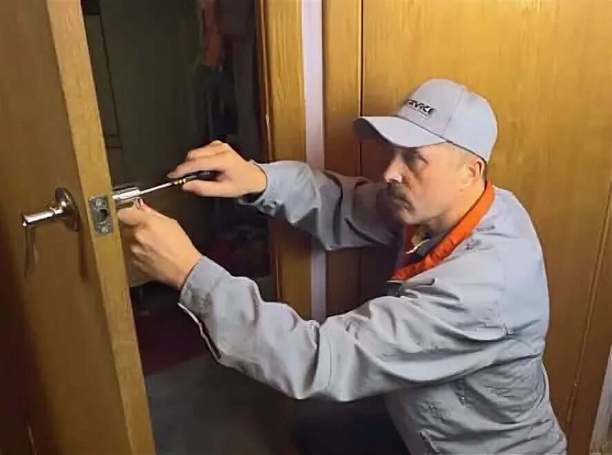 Сломанный ключ в двери. Замена дверных замков в квартире москва. Вскрытие замков мастер. Замена дверных замков в квартире москва. Личинка замка входной двери.