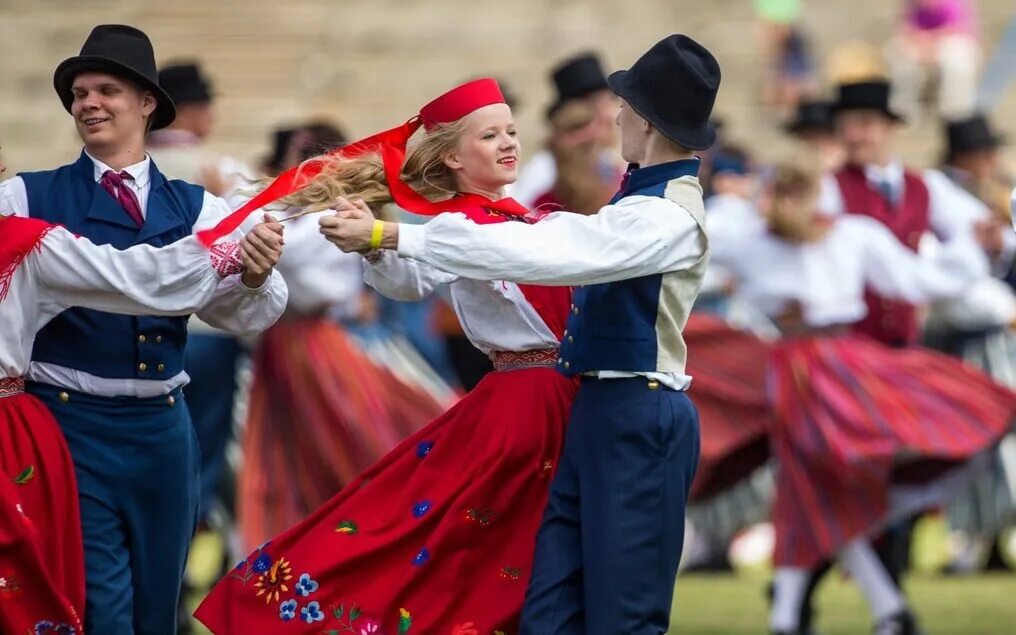 Эстонцы народный костюм. Эстонская народная. Эстонцы национальный костюм. Эстонская национальная одежда. Эстонский танец йоксу-полька.