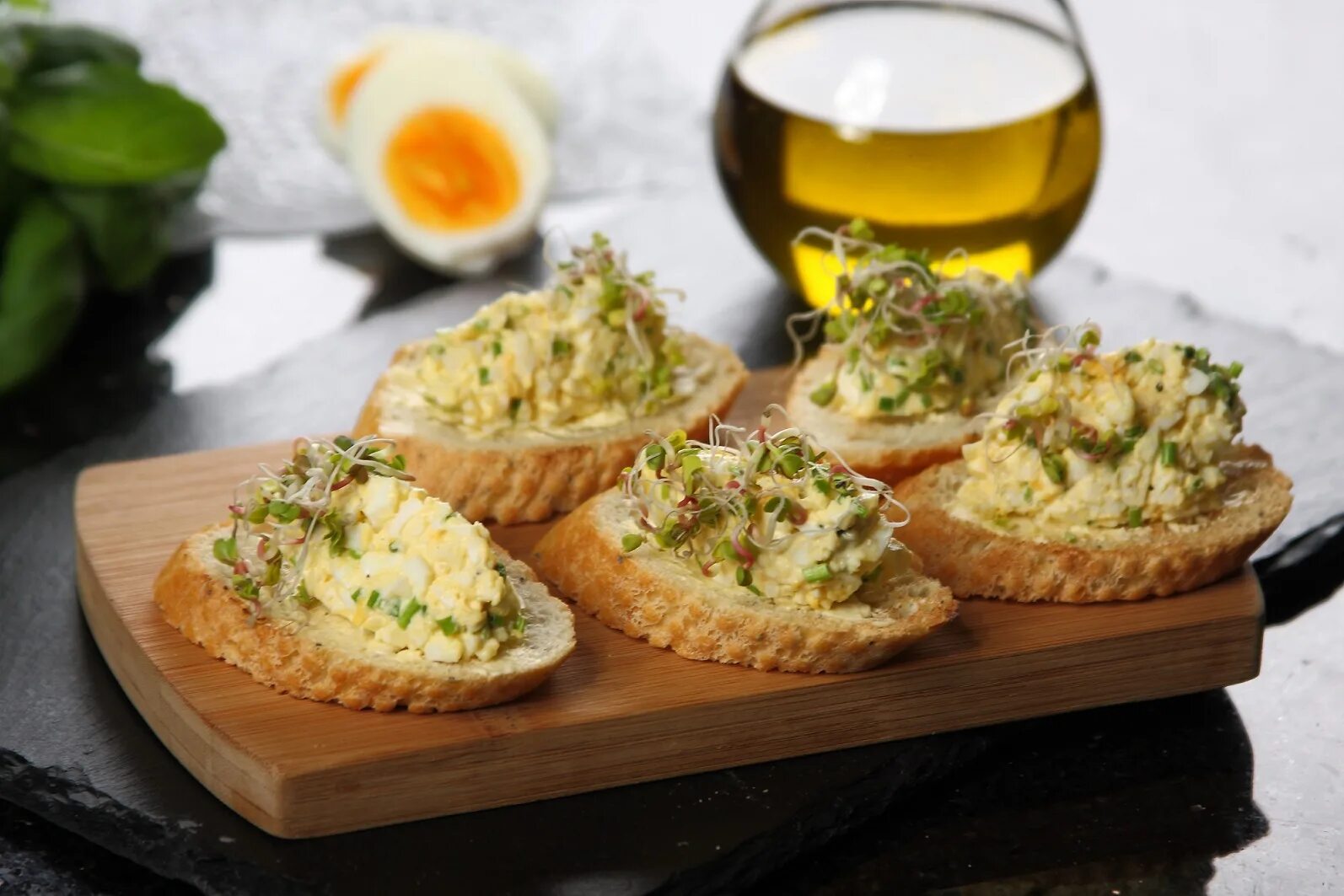 бутерброды с сыром и яйцом на батоне