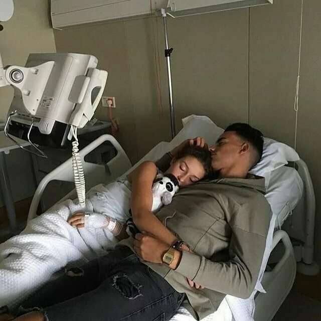 Приходит девушка в больницу