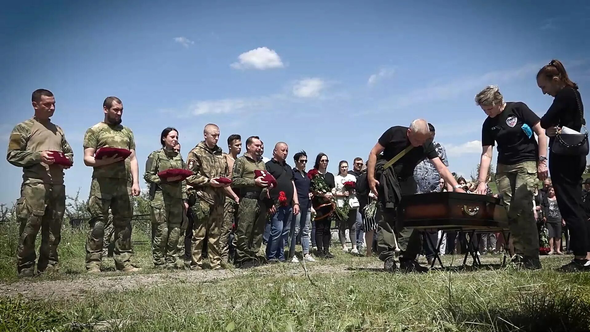 Герой России посмертно. Романа Воробьёва проводили в последний путь - смотреть в