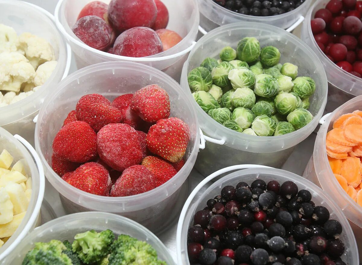 Замораживание овощей и фруктов. Замороженные продукты. Замороженные фрукты. Быстрозамороженные плоды и овощи.
