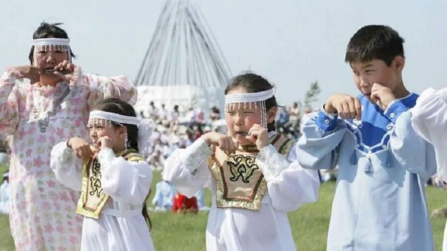 Традиции народов саха якутия. Саха якутия якуты. Обычай народов якутии. Ысыах якутский праздник. Обычай народов якутии.
