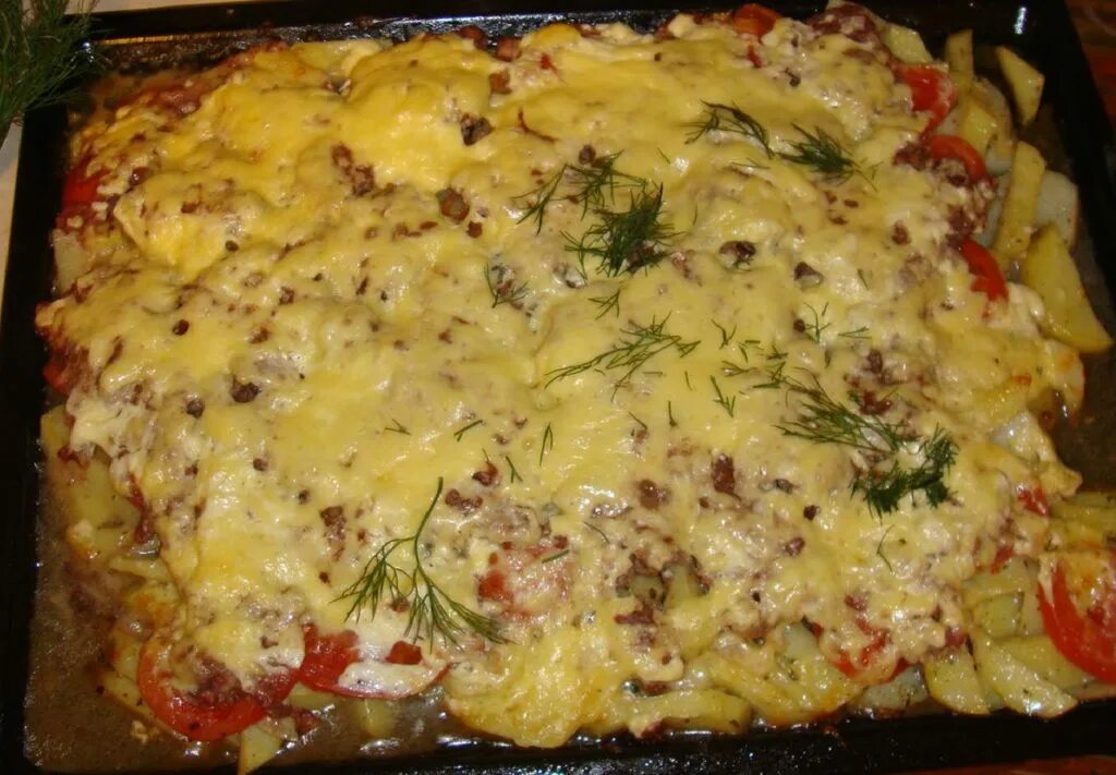Картошка по-французски в духовке. Свинина с помидорами и сыром. Мясо по французски из куриного фарша. Свинина под сыром в духовке. Мясо ао французский.