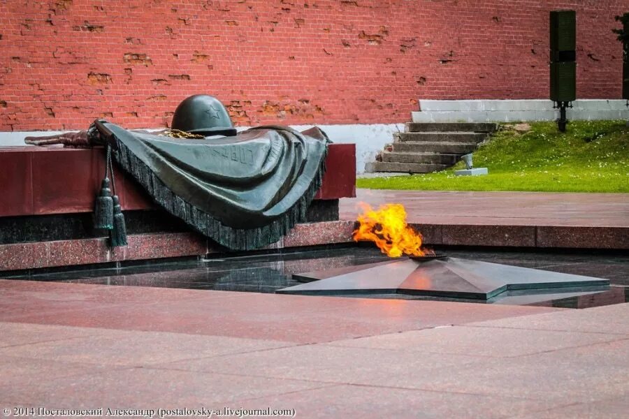 Вечном картинки. Москва вечный огонь могила неизвестного солдата. Мемориальный комплекс могила неизвестного солдата. Мемориал неизвестного солдата у кремлевской стены в Москве. Александровский сад Москва могила неизвестного солдата.