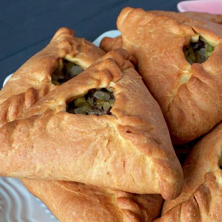 Рецепт эчпочмак с мясом. Национальная татарская кухня эчпочмак. треугольник эчпочмак. эчпочмак башкирский. башкирское национальное блюдо эчпочмак.