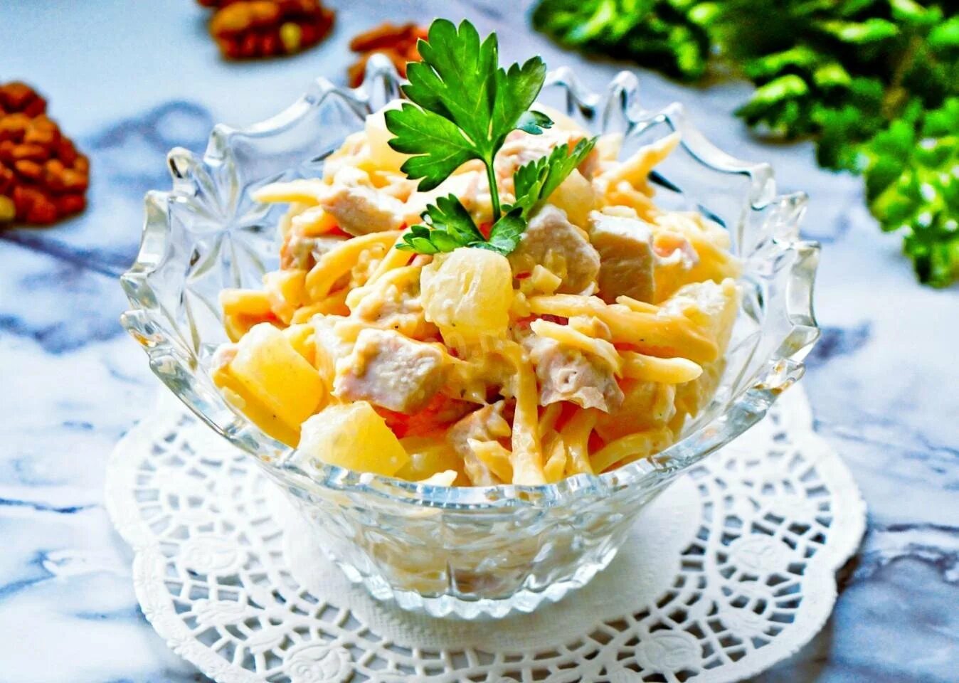 Курица с маринованными ананасами. Салат с ананасом и курицей и сыром. Салат ананас курица сыр чеснок. Салат с ананасом и курицей и чесноком. Салат с ананасом и сыром.