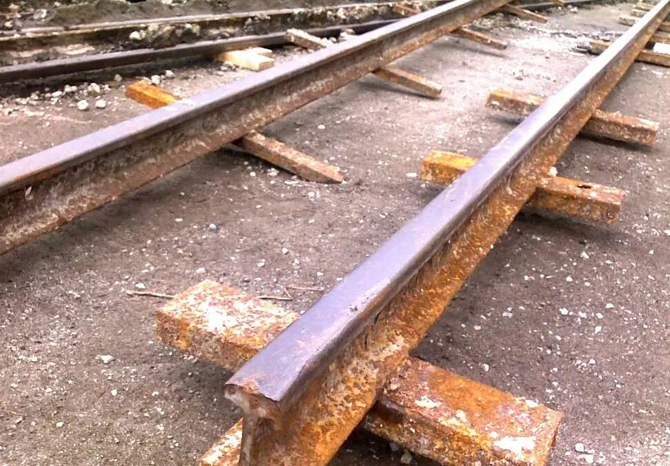 Узкоколейный рельс р24. Кр70 рельс крепления к стальной балке. Балка двутавровая 20 б1. Рельса р18 подкрановый путь. 8.