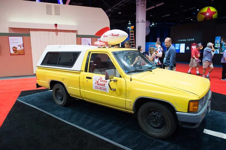 Pizza planet truck. Toyota hilux 1978 planet pizza. Toyota hilux 1978 planet pizza. Pizza planet delivery truck. Грузовик планета пицца.