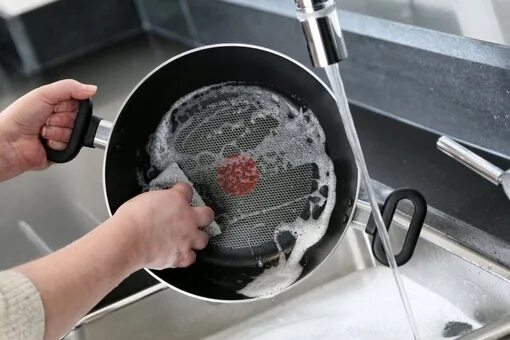 Можно мыть сковороду в посудомойке. Чистка сковородок. Сковородку с антипригарным от нагара. Сковородка внутри. Машинка для чистки кастрюль.