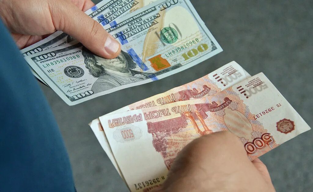 Доллары в рубли. Дорал в рубли. Доллар к рублю. Фото доллар и рубль.