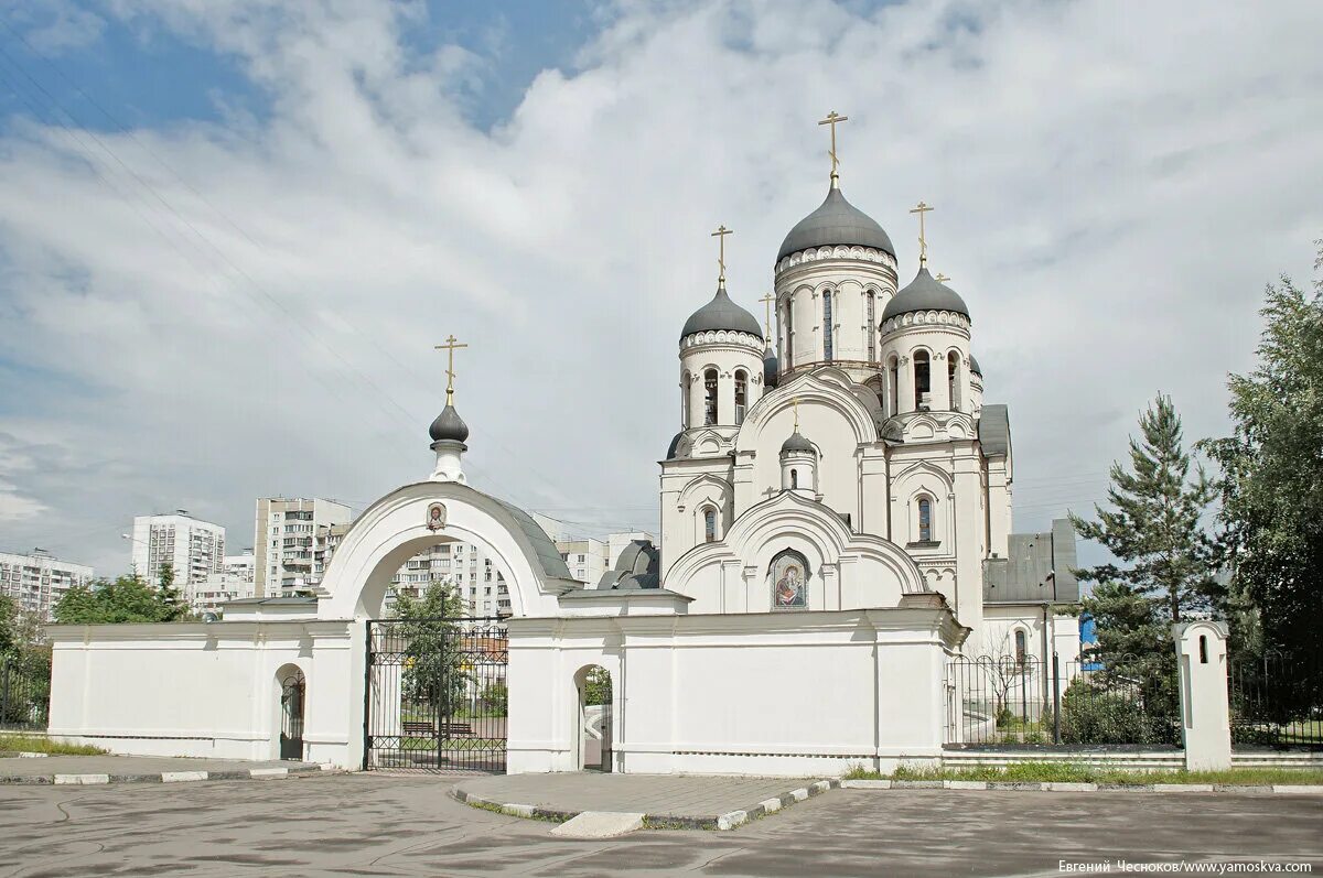 Москва храм утоли мои печали марьино. Храм Утоли моя печали в Марьино. Церковь Утоли Мои печали в Марьино. Марьино район Церковь Утоли моя печали. Церковь иконы Божией матери Утоли моя печали Москва Марьино.