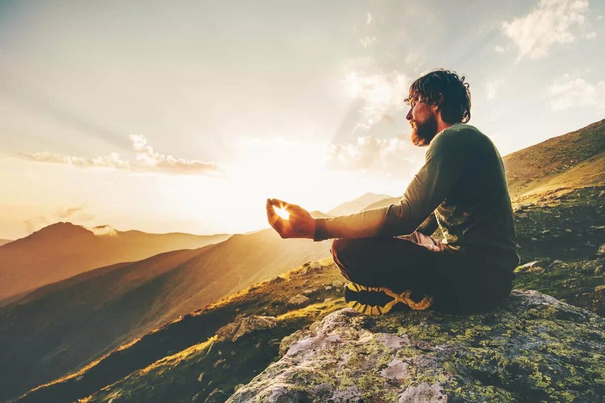 Духовный лучший. Мужчина медитирует в горах. Медитация в горах. Мужчина медитирует на горе. Горы спокойствие.