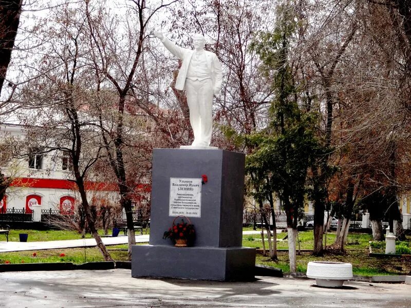 Фирстова вольск. Вольск переулок фирстова д 3 а. Герои города вольска. Герои города вольска. Памятник фирстову в вольске.