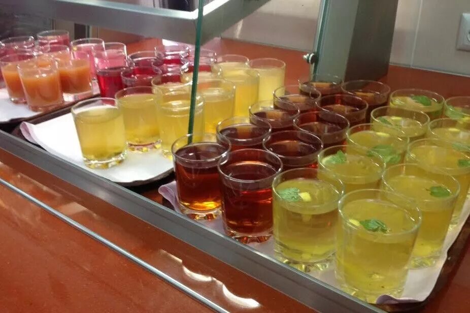 Стеклянный стакан с жидкостью. Брызги из стакана. Столовая жидкость. Стакан (стекло). Кампон в школьной столовой.