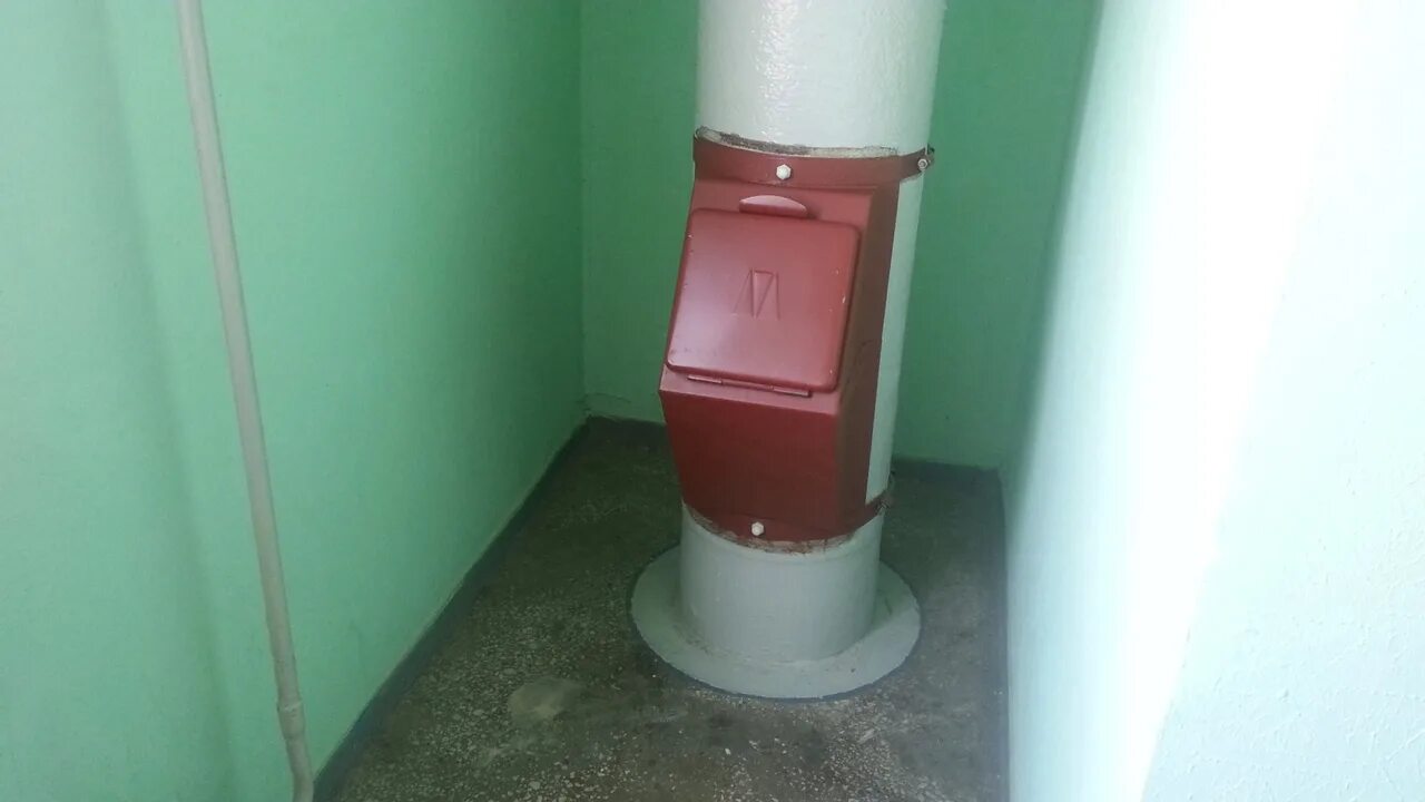 Отделка мусоропровода. Лючок мусоропровод. Мусороприемник мусоропровода. Мусоропровод электропровод. Мусоропровод электропровод.