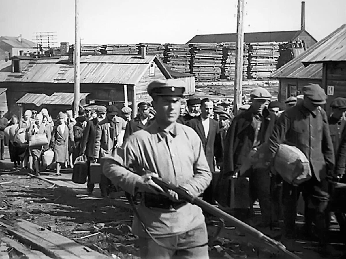 Репрессии начала 30 х годов. Массовые репрессии 30-х годов в ссср этапы. Признаки тоталитаризма репрессии. Репрессии сталина в 30 годы. Политические репрессии в ссср.