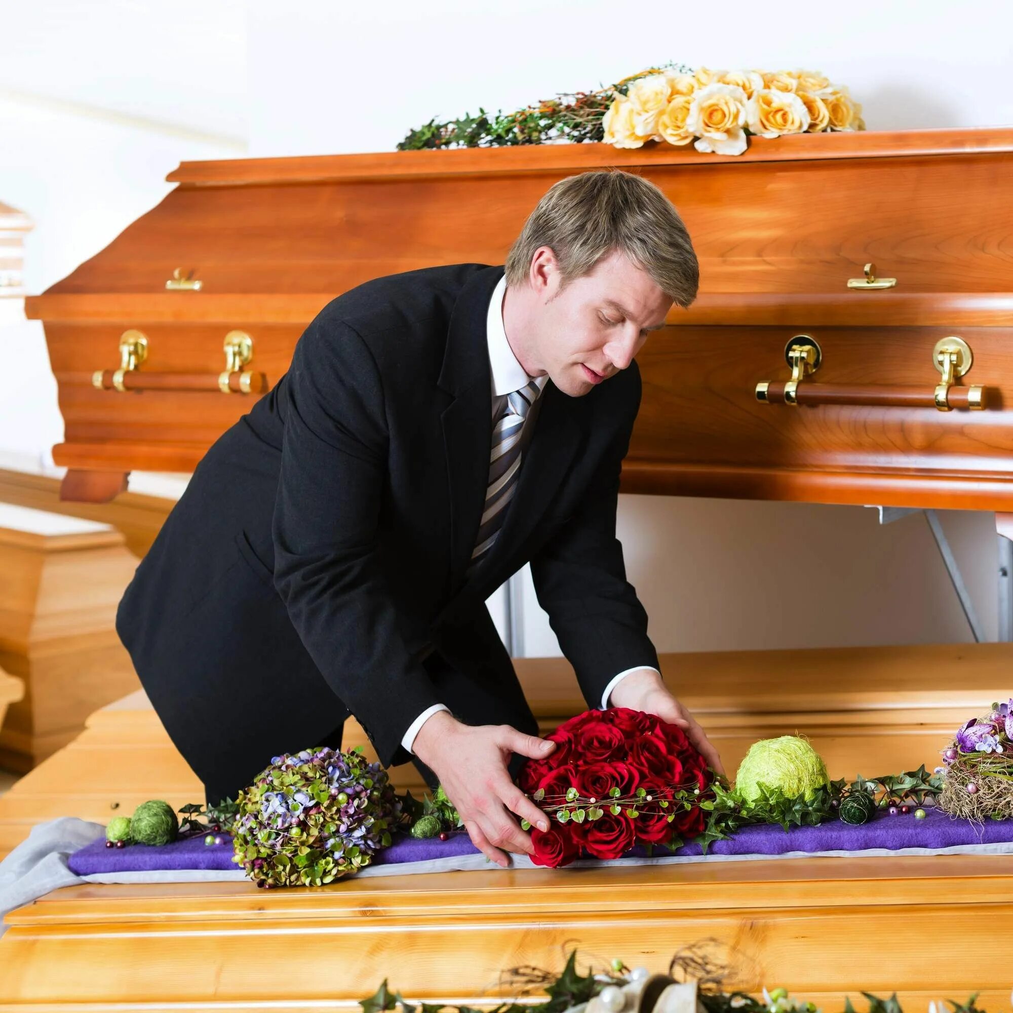 Прощание. Гроб. Помощь в организации похорон. Помощь в организации похорон. Услуги организации похорон.
