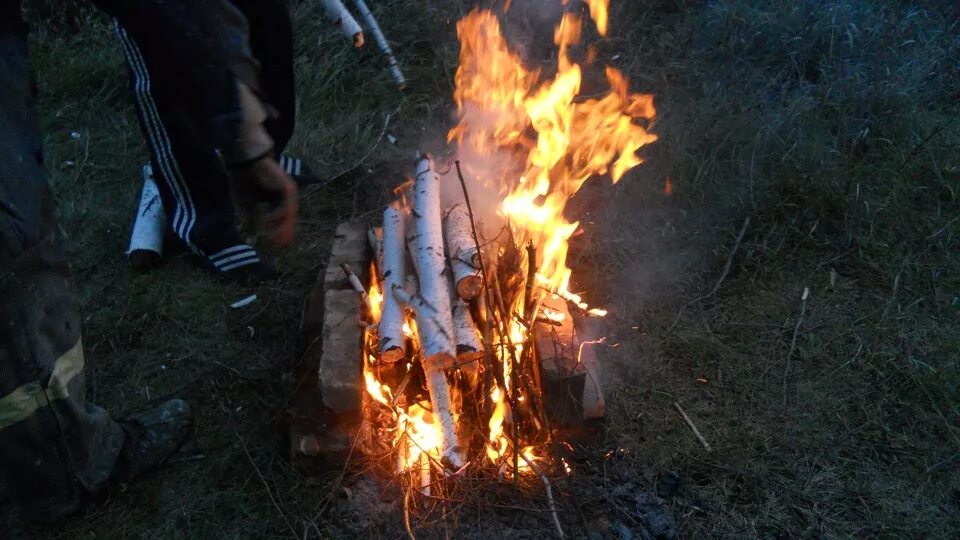 Помог развести костер и пожарить