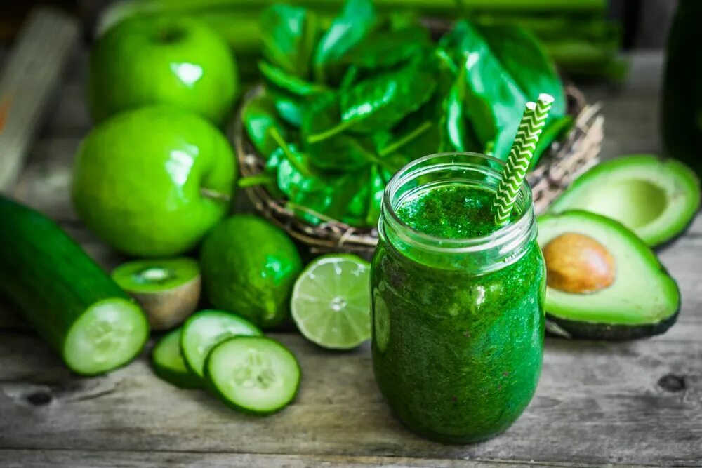 Зеленое смузи детокс. Зелёный смузи детокс. Смузи авокадо огурец петрушка. Зеленый коктейль. Зеленый смузи из зелени.