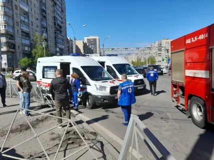 Курьеру на велосипеде не повезло попасть под "замес" при столкновении двух легко