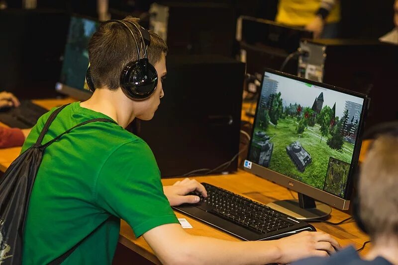 Геймер wot. Игрок в танки. Игрок в танки. Парень играет в танки. Комп отца и сына.