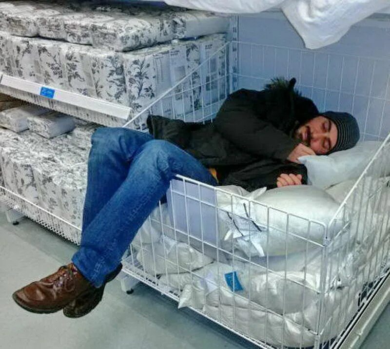 Уснул в магазине. Люди в мебельном магазине. Посетители икеа. Уснул в магазине. Продавщица прикольная.