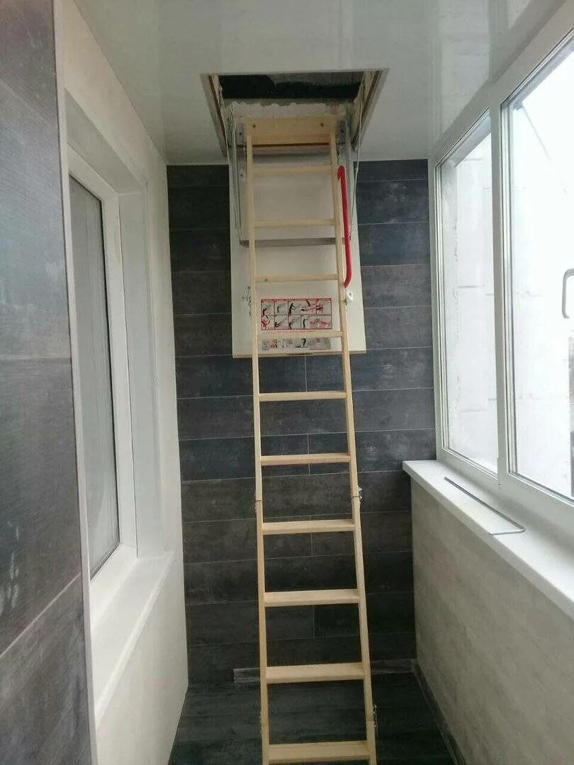 Пожарный люк на балконе. Чердачная лестница с люком 6 метров. Пожарная лестница na balkon. Отделка балкона с пожарной лестницей. Лоджия с пожарной лестницей и люком отделка.