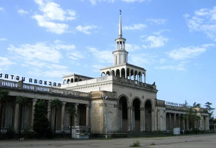 Вокзал пицунды. Абхазия Сухум вокзал. Железнодорожный вокзал Сухум. Вокзал Сухум 2022. Сухумский ЖД вокзал.