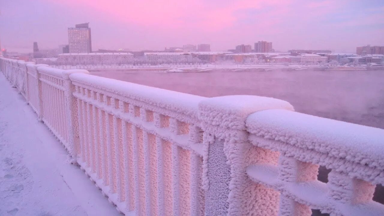 Зимнее утро в городе. Набережная Красноярска зимой. Снегопад в городе. Розовый зимний город. Красноярск сильные морозы