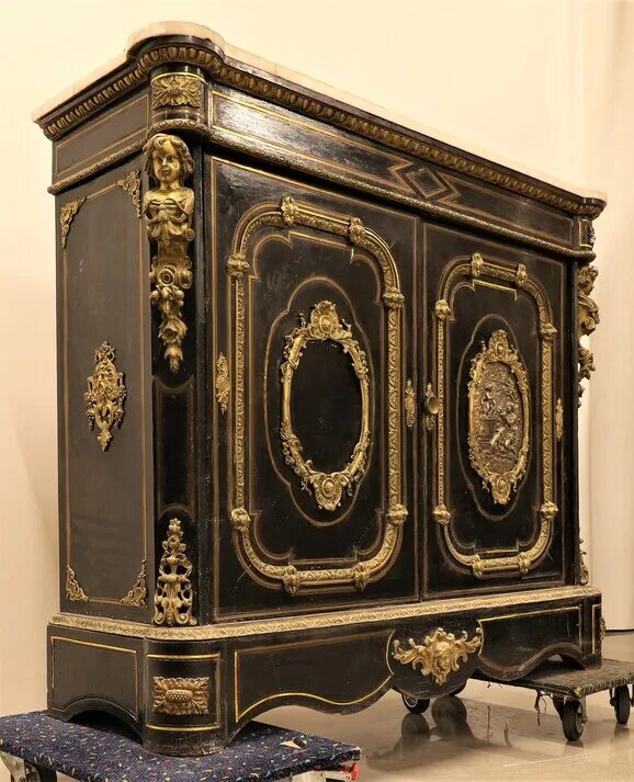 старинный письменный стол. старинная мебель. готическая мебель во франции. старинная мебель буфет. черный антиквар.