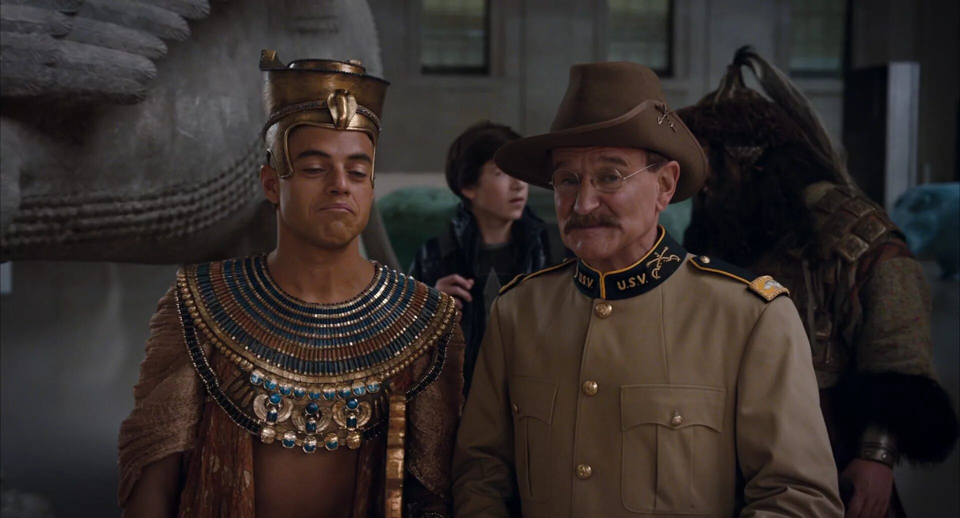 Ночь в музее фильм 2006. Ночь в музеи 1 2 3. Томас леннон ночь в музее. Ночь в музее: секрет гробницы фильм 2014. Ночь в музее 2006 кадры из фильма.