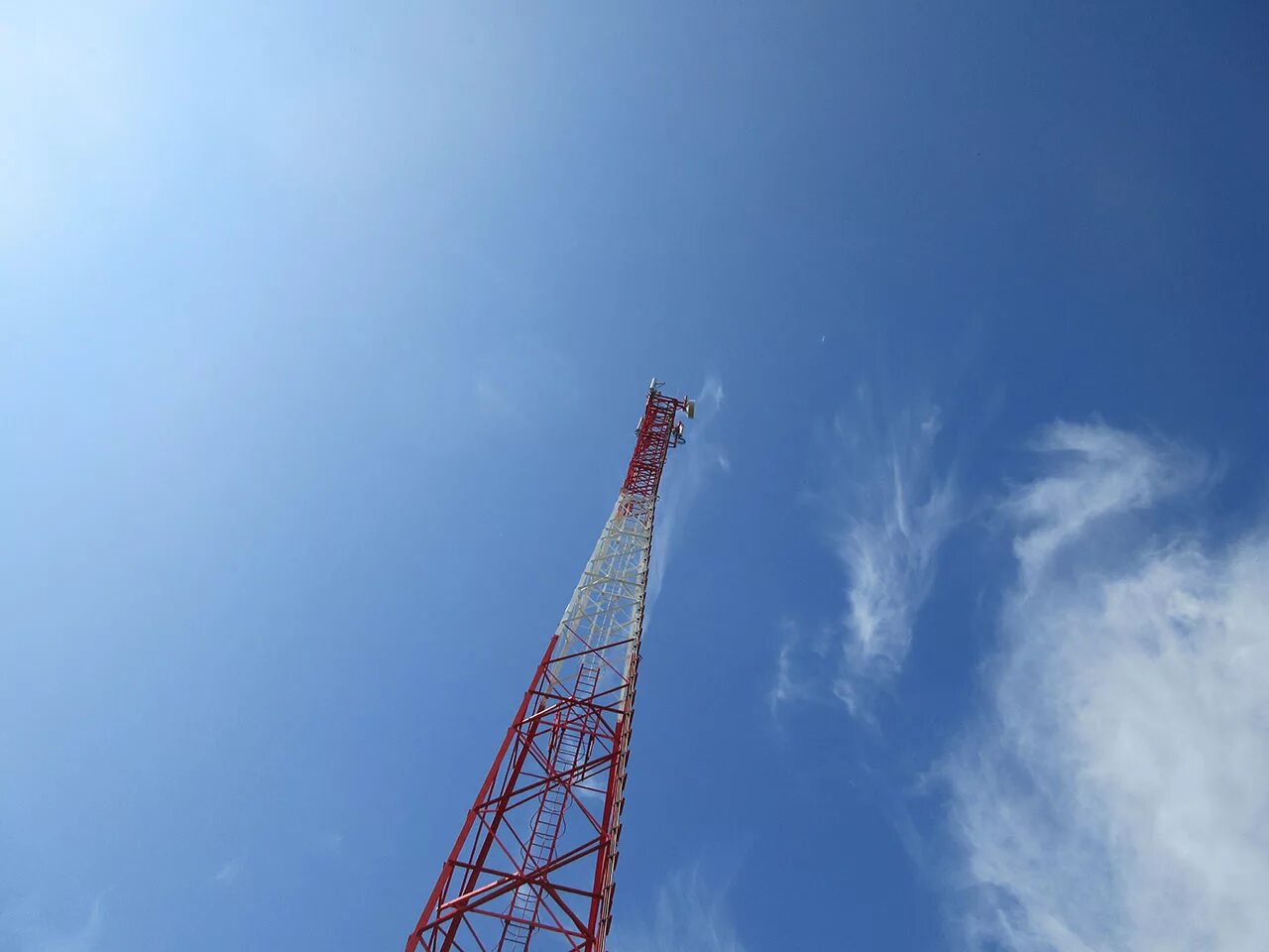 Чьи вышки использует теле2. Башня сотовой связи. Лесная пожарная смотровая вышка. Вышка б67 калифорния. Чьи вышки использует.