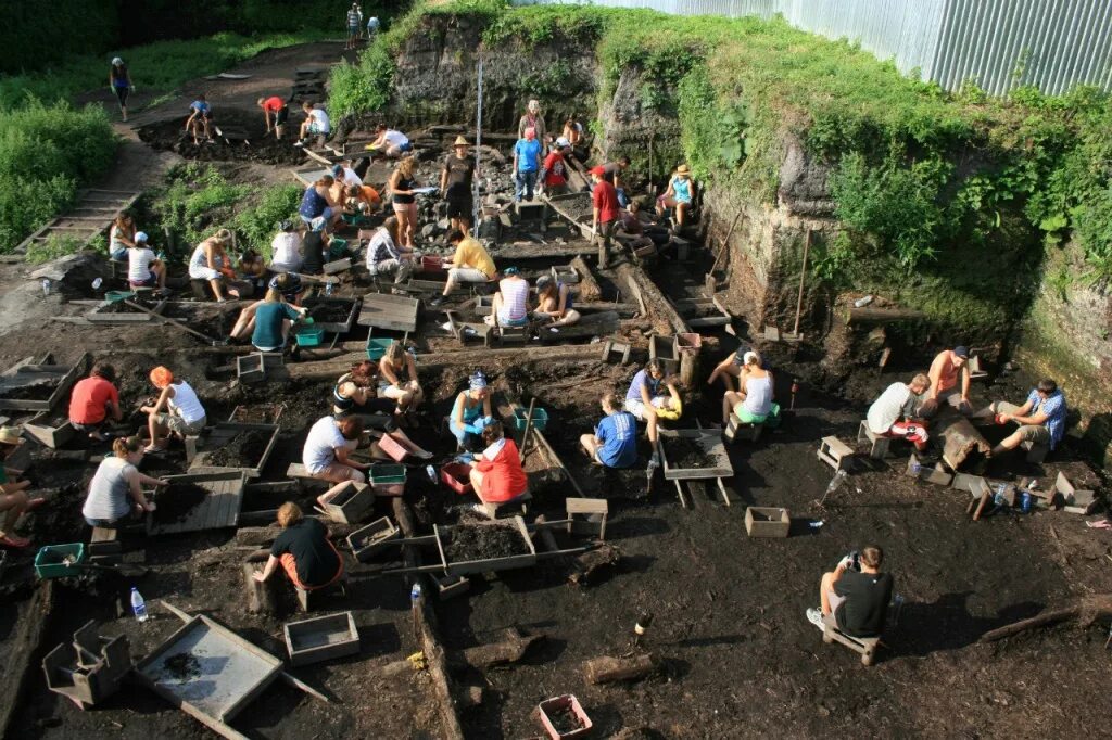 раскопки в новгороде мостовые. новгородские археологи. великий новгород археология троицкий раскоп. новгородские археологи. археологический раскоп в великом новгороде.