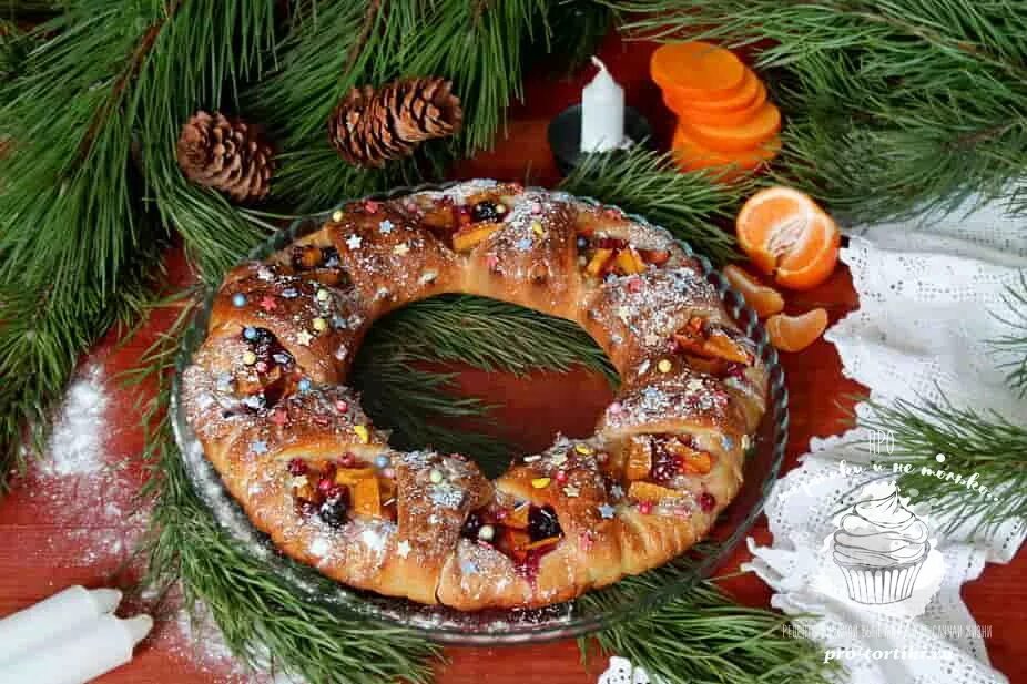 Новогодний пирог фото. Закусочный пирог «рождественский венок». пирог рождественский венок. закуска рождественский венок. украшение рождественского пирога.