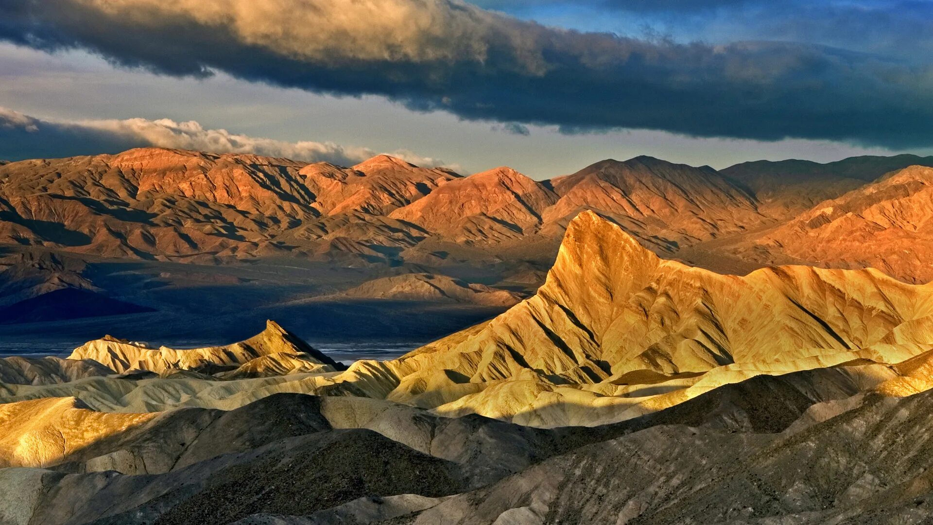 Mountain ancient mountain. Гора Синай. Горы в облаках. Самые древние горы. Гора Синай в облаке.