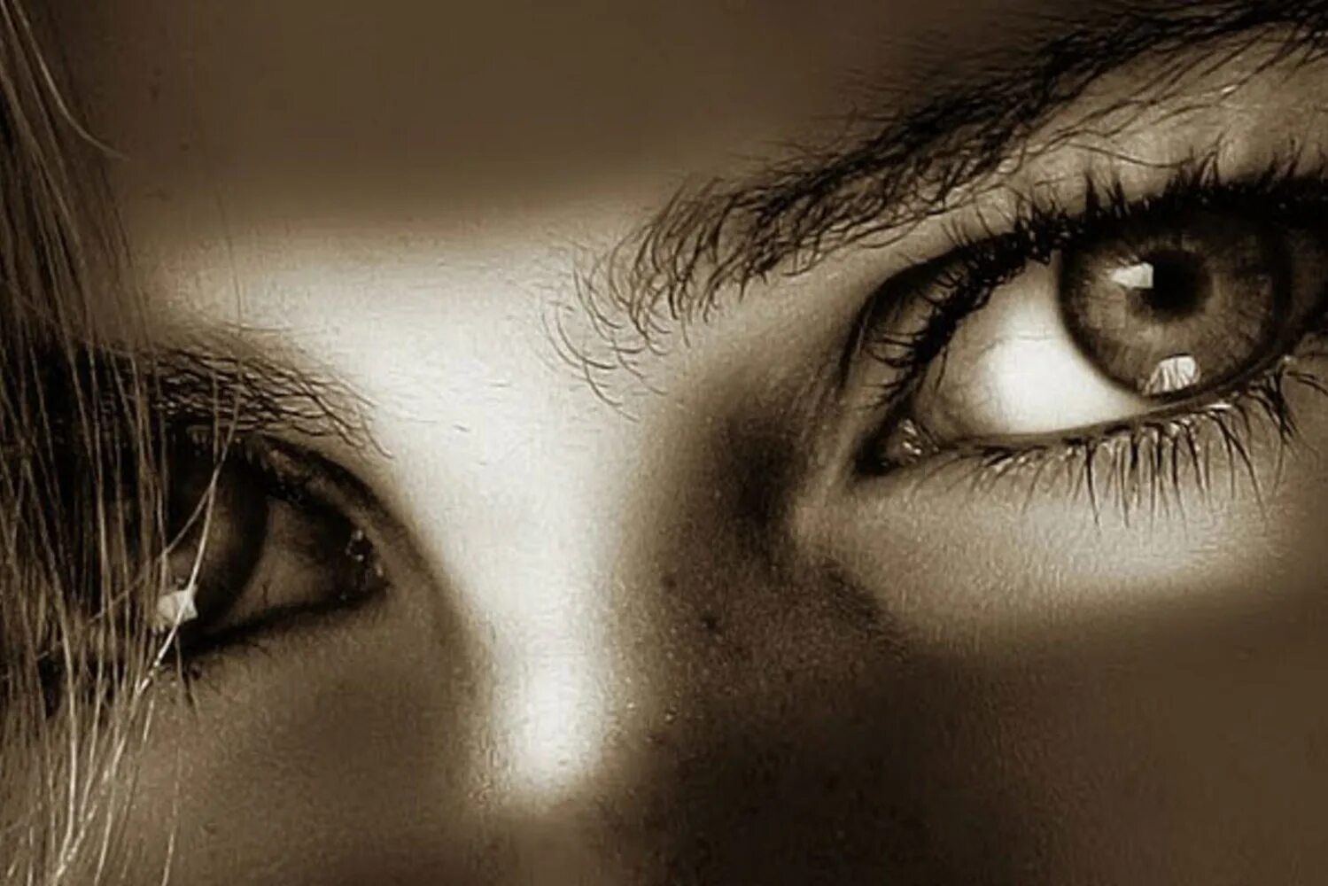 Красивые женские глаза. Грустные женские глаза. Девушка с грустными глазами. Печальные глаза.