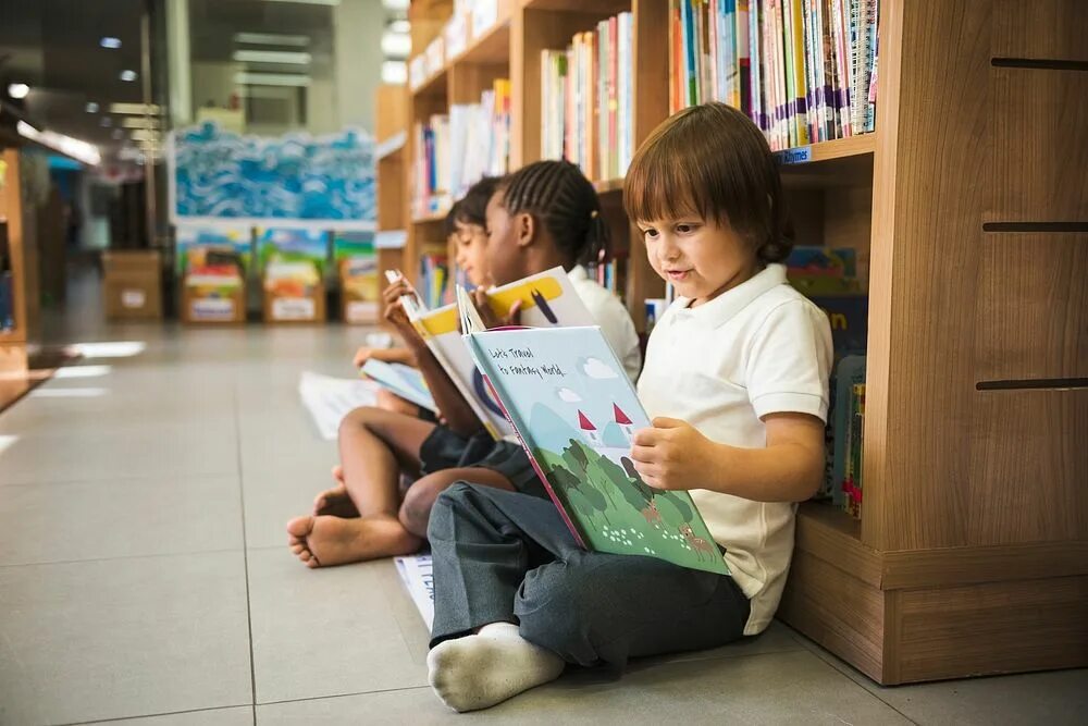 Чтение elementary. Дети в библиотеке. чтение для детей. дети читают. ребенок читает книгу.
