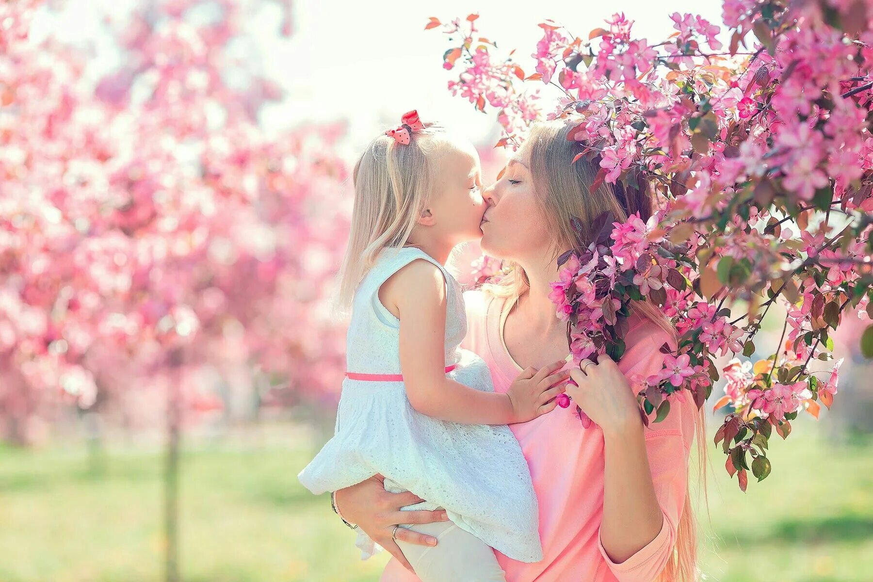 Цветы маме и дочке. Мама и дочка. Фотосессия с дочкой. Фотосессия мама и дочка. Красивая мама с ребенком.