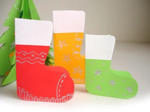 Носок из картона на новый год. Новогодний сапожок из бумаги. Поделка сапожок. Как сделать сапог из картона. Сапоги из бумаги.